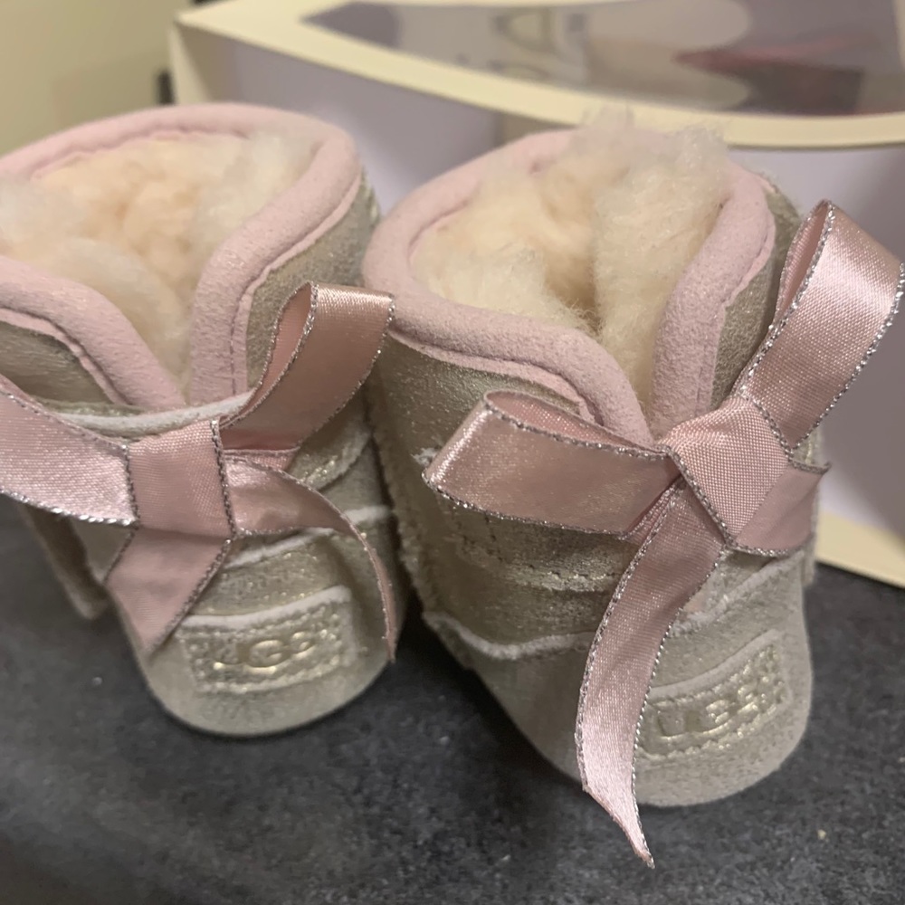 UGGS - Picture 3 of 5